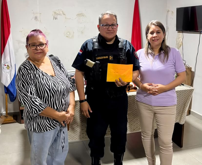 Integrantes de la Comisión Vecinal de Villa Amelia y Sylvia Villalba junto al Crío. Ppal. Alexander Méndez en la Comisaría 1ra. de San Lorenzo